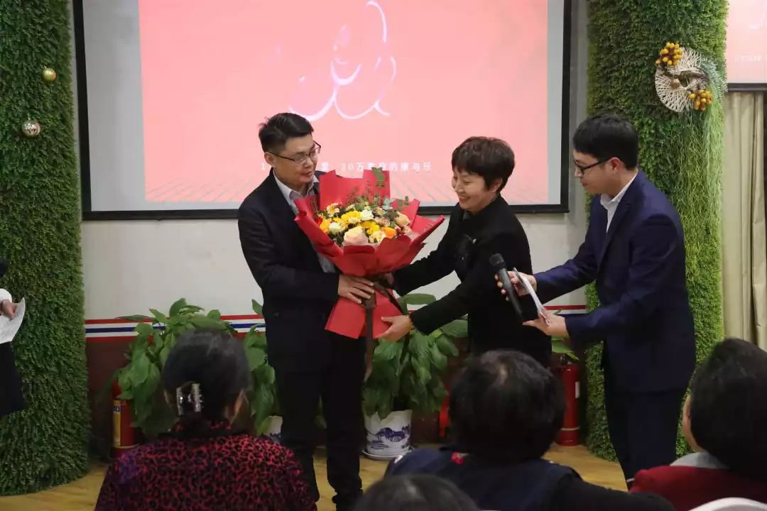 热烈庆祝郑州美中商都妇产医院11周年表彰大会圆满举行